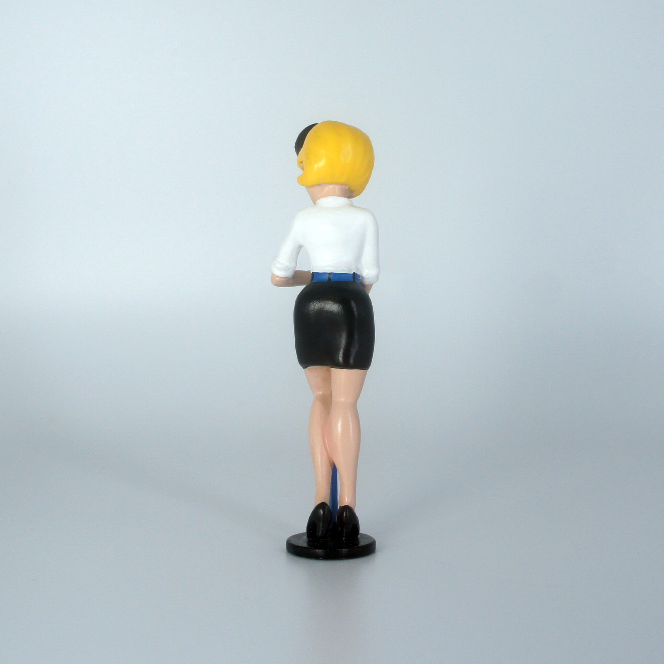 Figurine de collection Natacha et la pile d'albums (F. Walthéry) Colle – La Marque Zone Figurine de collection Natacha et la pile d'albums (F. Walthéry) Colle – La Marque Zone